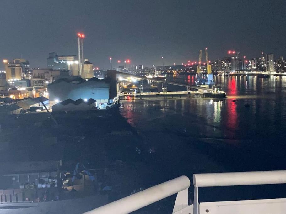 2 Bedroom Royal Docks Riverside