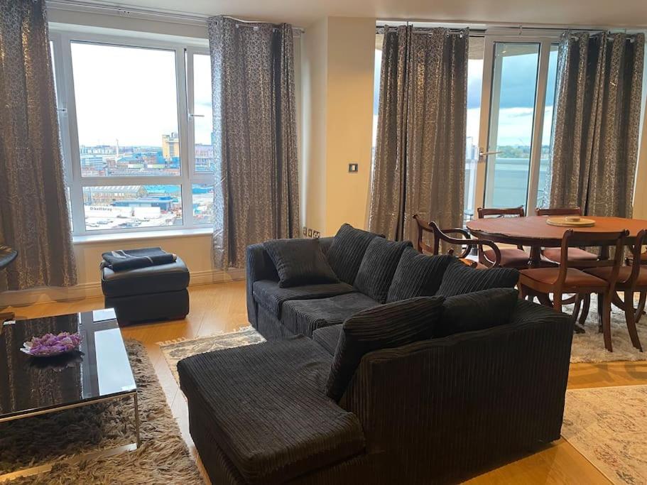 Apartment 2 Bedroom Royal Docks Riverside
