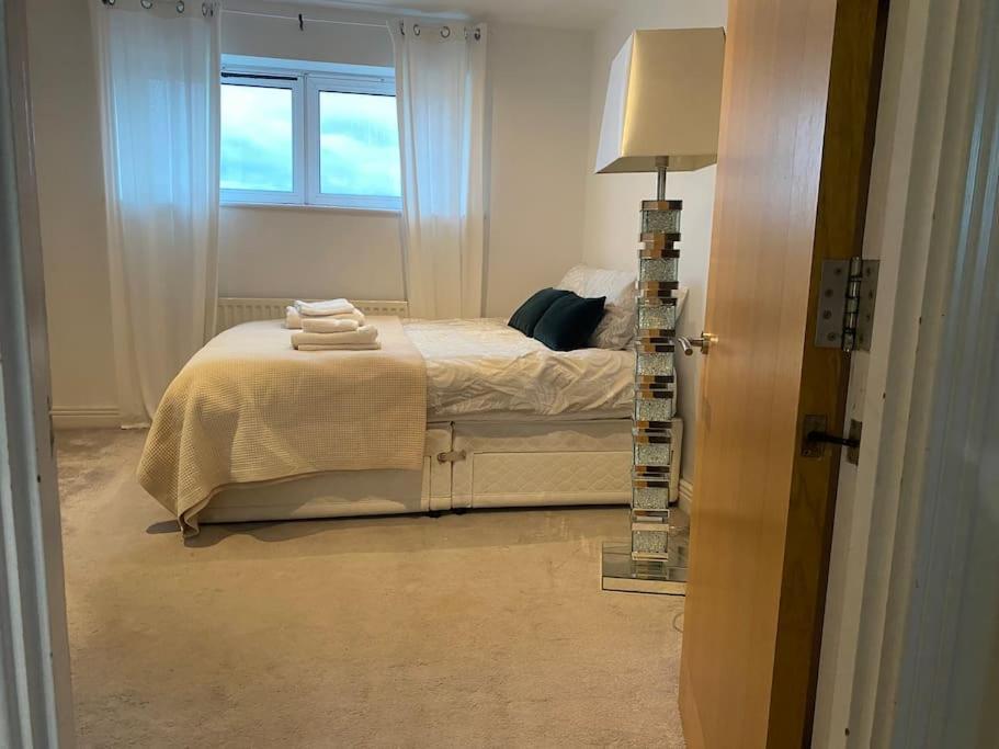 Apartment 2 Bedroom Royal Docks Riverside *