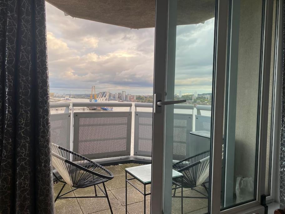 2 Bedroom Royal Docks Riverside * London