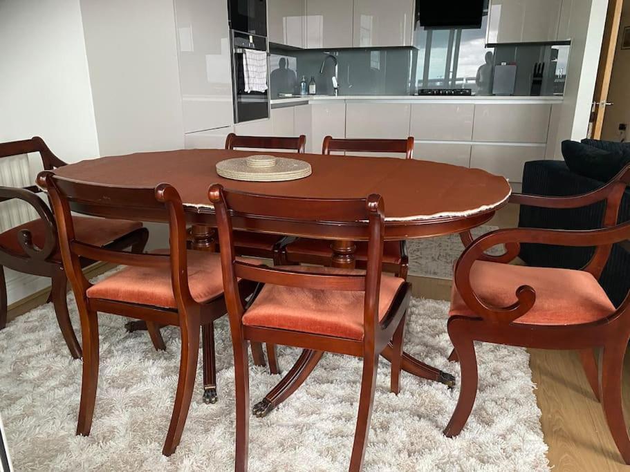 2 Bedroom Royal Docks Riverside Apartment