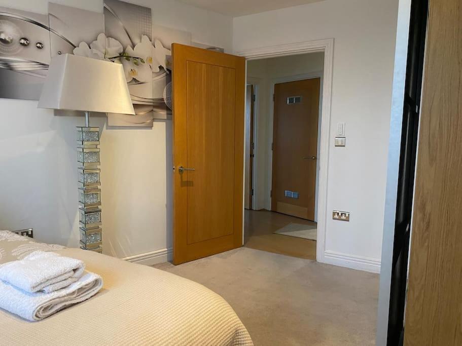 2 Bedroom Royal Docks Riverside * London