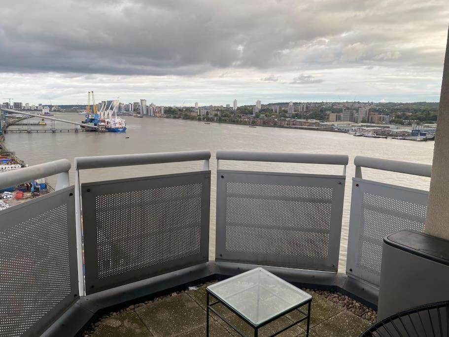 2 Bedroom Royal Docks Riverside London