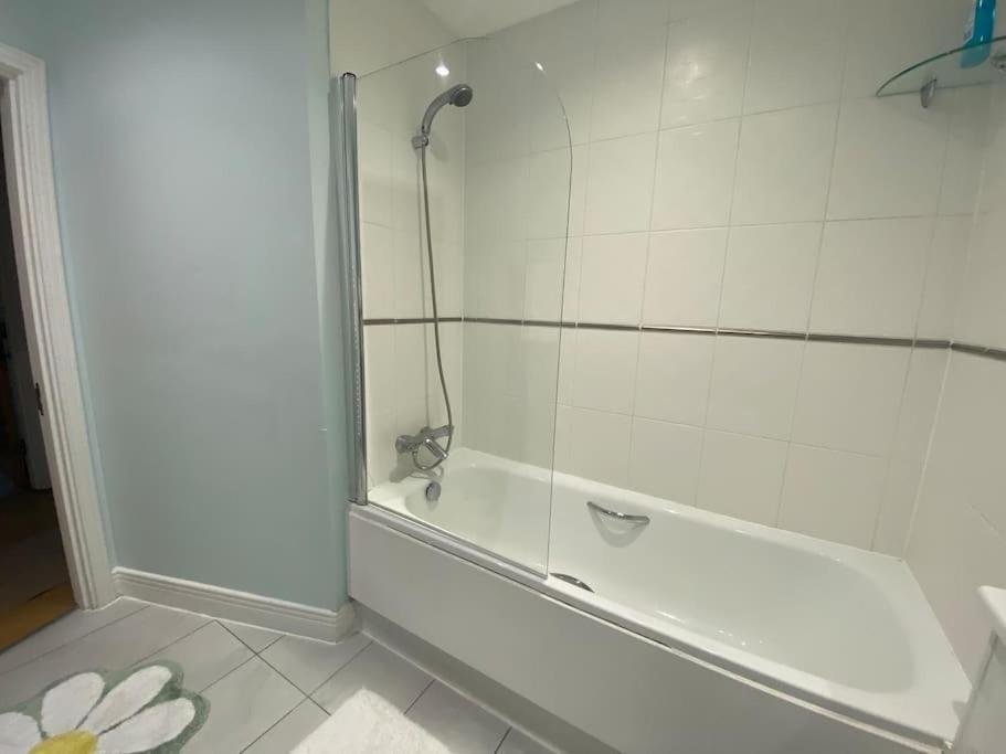 2 Bedroom Royal Docks Riverside * London