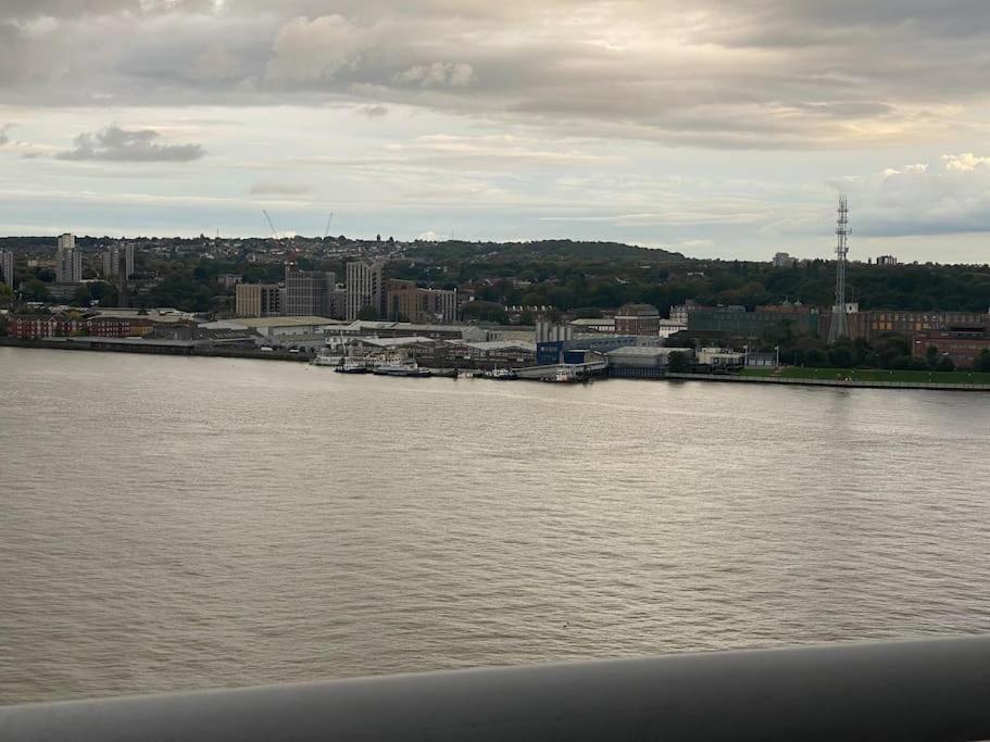Apartment 2 Bedroom Royal Docks Riverside