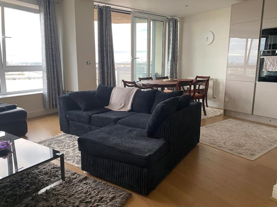 Apartment 2 Bedroom Royal Docks Riverside London
