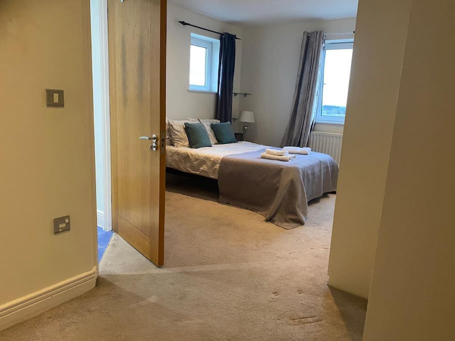2 Bedroom Royal Docks Riverside Apartment