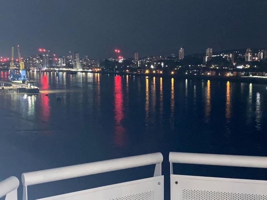 2 Bedroom Royal Docks Riverside Apartment *