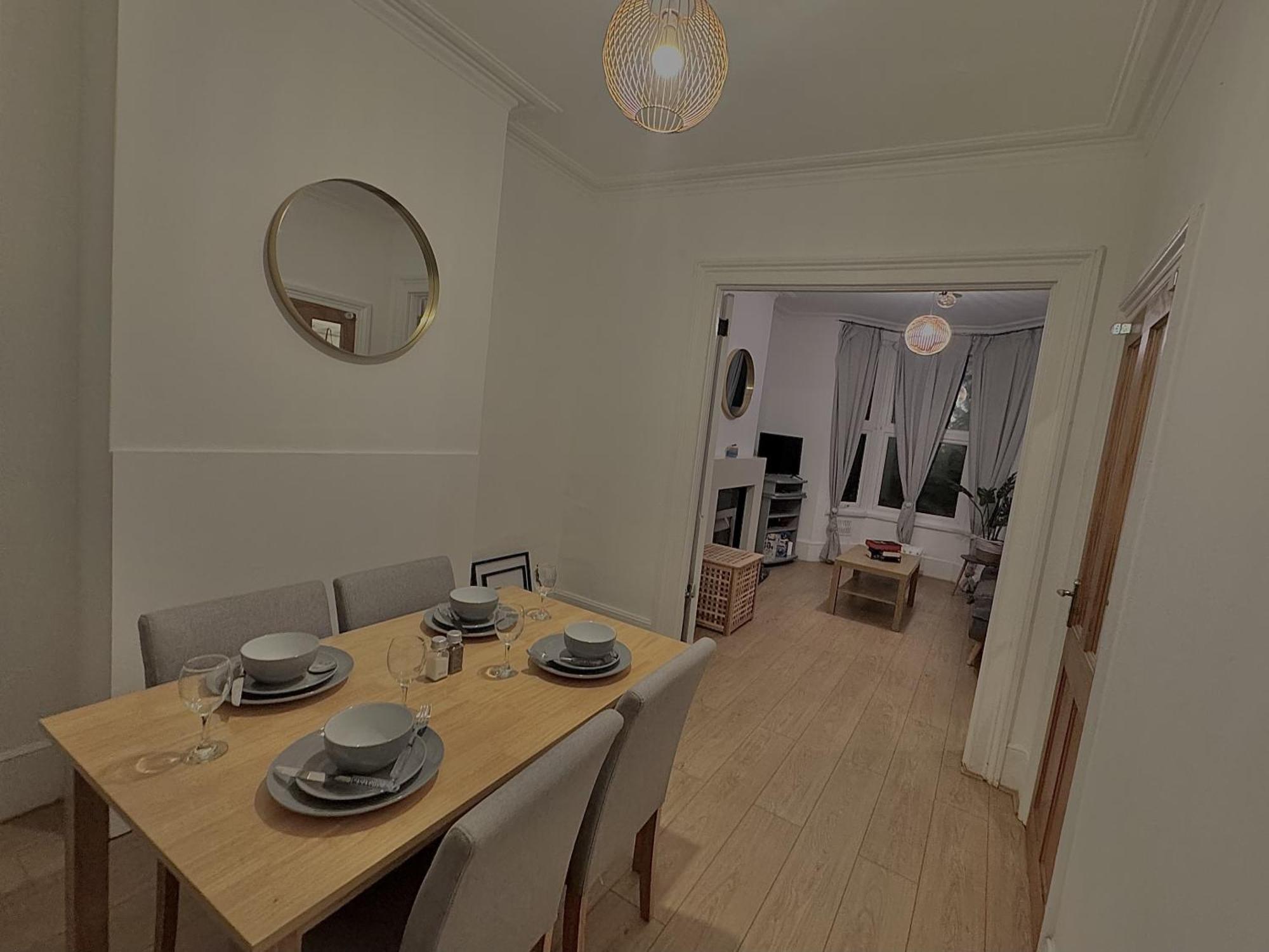 Spacious 3 Bedroom House Near London, O2, Excel, Stratford, Tube Station & Parking Available Casa de férias *