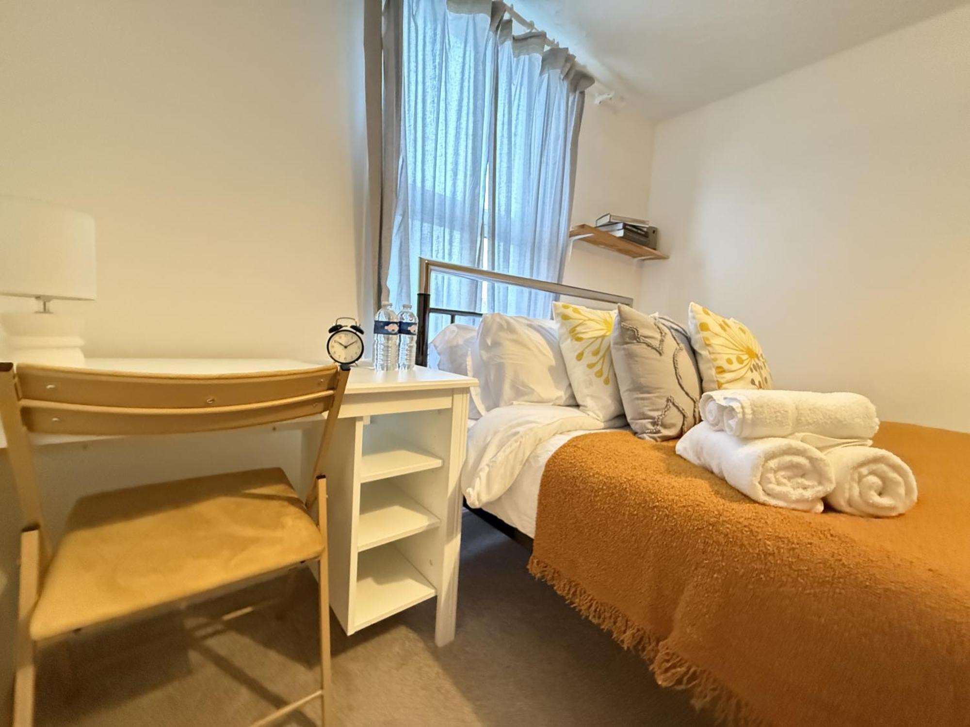 Spacious 3 Bedroom House Near London, O2, Excel, Stratford, Tube Station & Parking Available Casa de férias