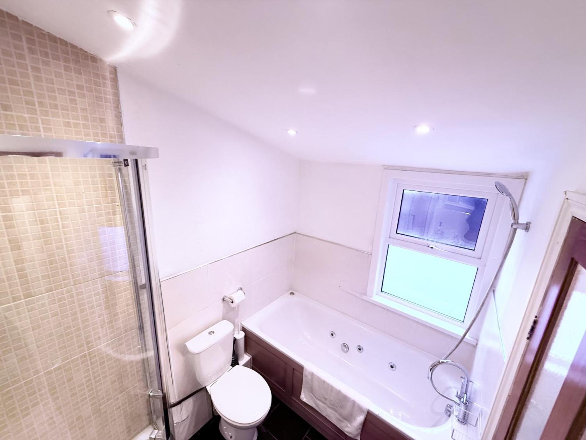 Casa de férias Spacious 3 Bedroom House Near London, O2, Excel, Stratford, Tube Station & Parking Available *