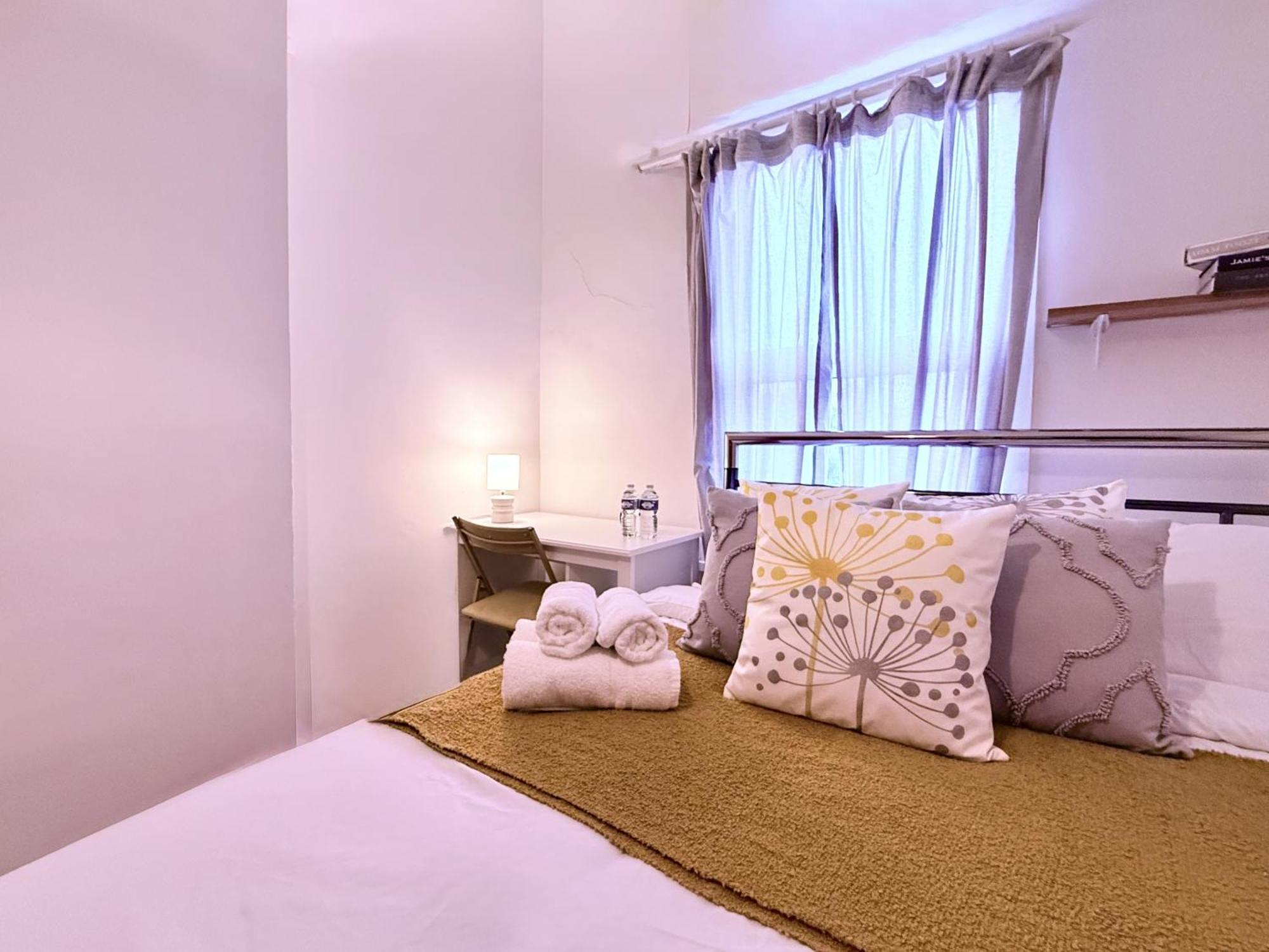 Spacious 3 Bedroom House Near London, O2, Excel, Stratford, Tube Station & Parking Available Casa de férias Londres