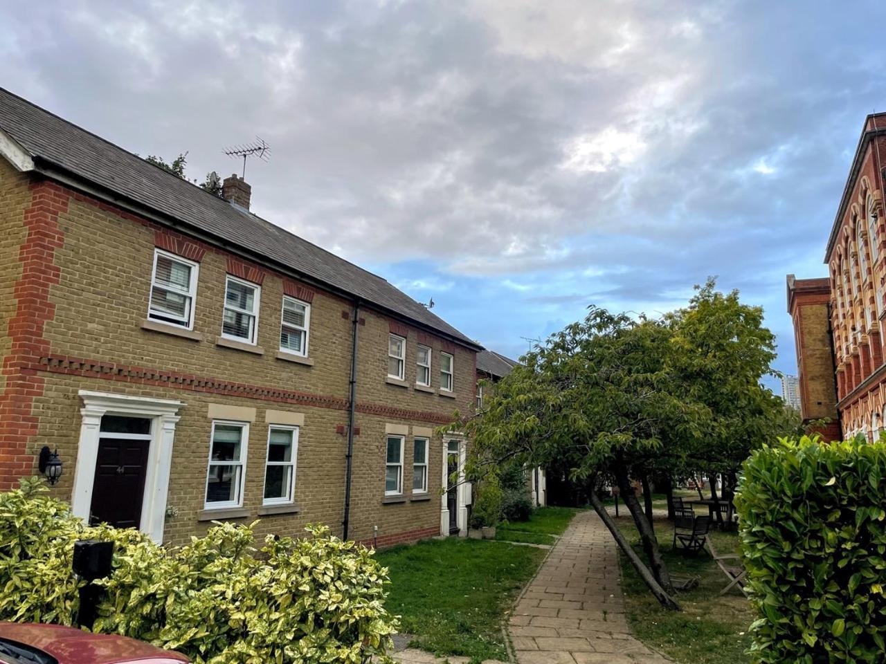 House With Private Parking Close To Borough Market & Tower Bridge! * London