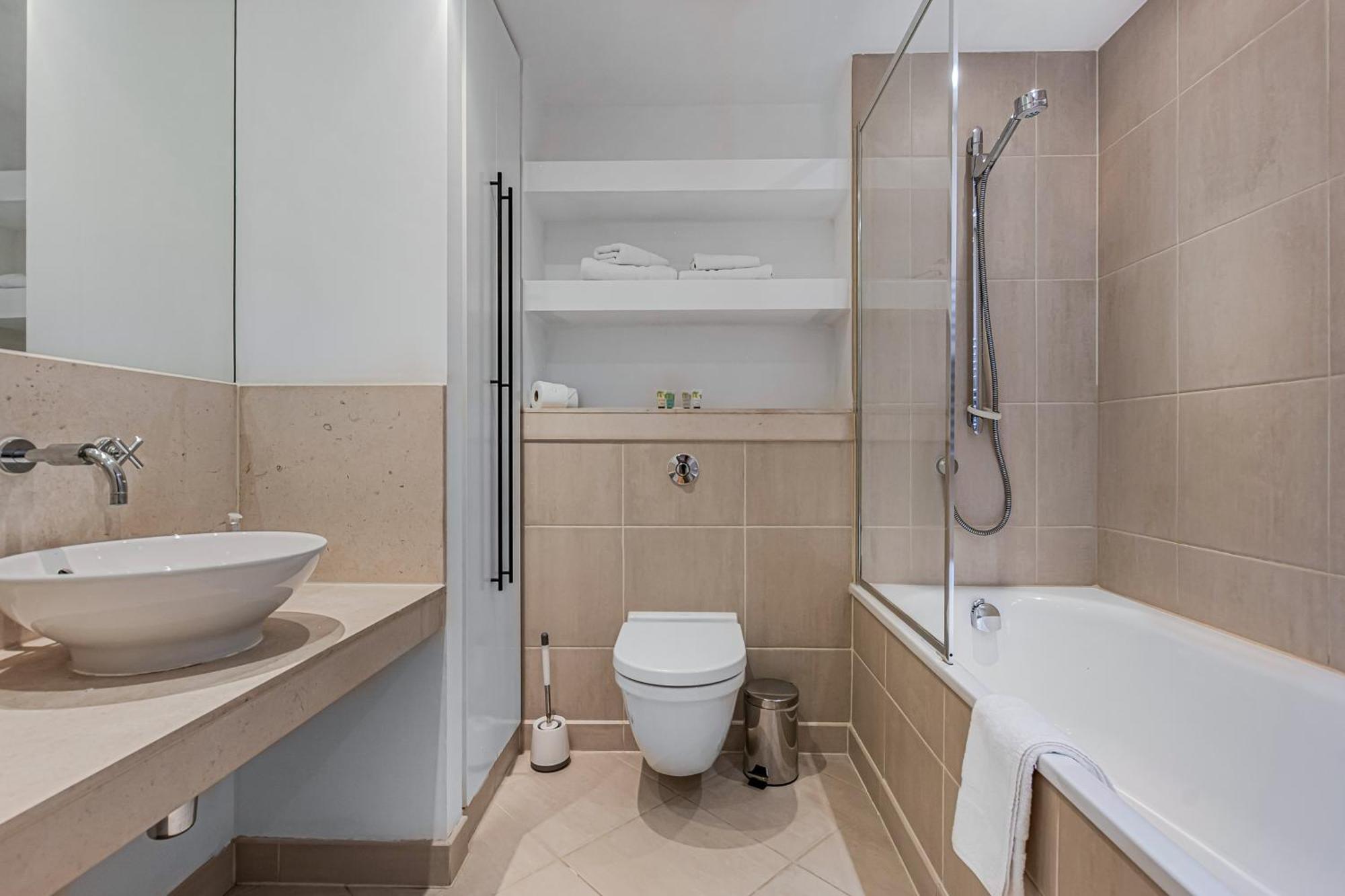 Mysquare South Quay 02 Bed In Canary Wharf London
