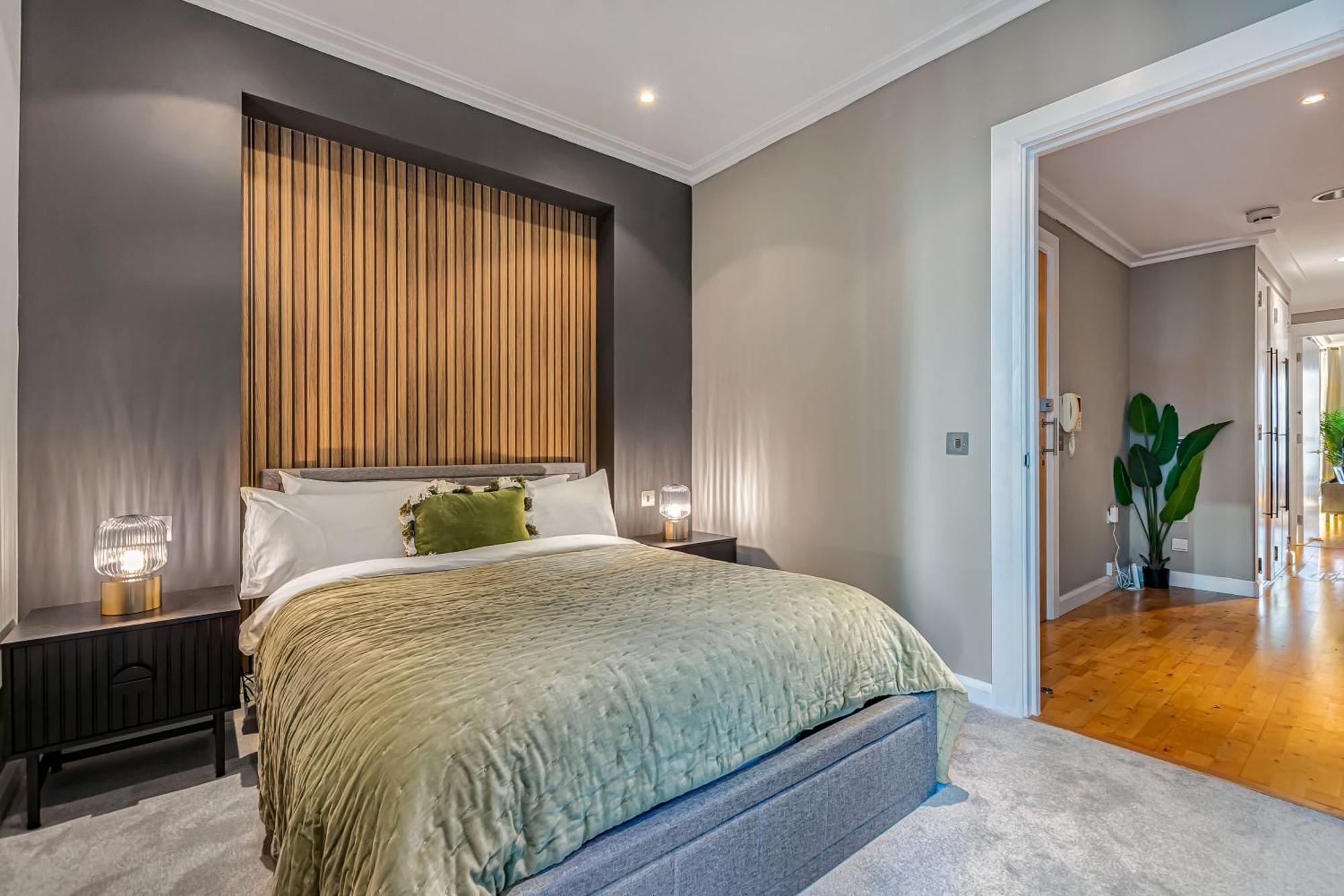 Mysquare South Quay 02 Bed In Canary Wharf Apartment *