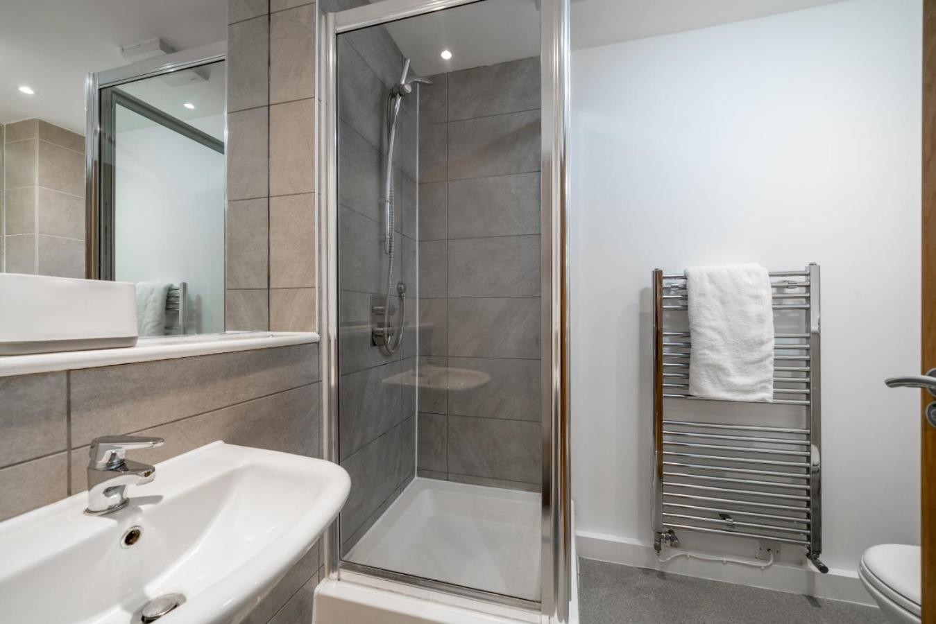 Stunning 3 Bedroom Flat, With Parking, Sleeps Six, Near Greenwich Park London