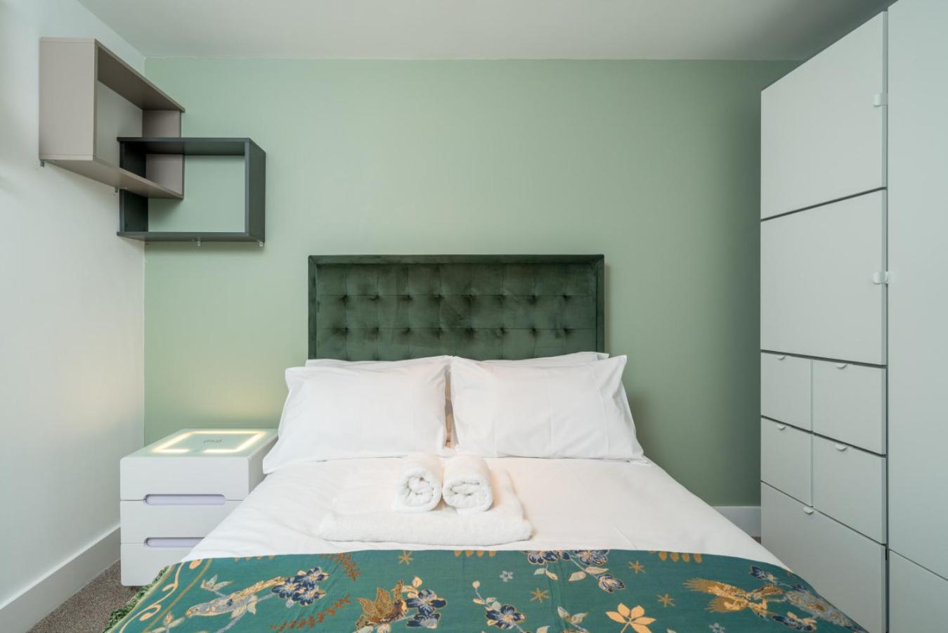 Apartment Stunning 3 Bedroom Flat, With Parking, Sleeps Six, Near Greenwich Park London