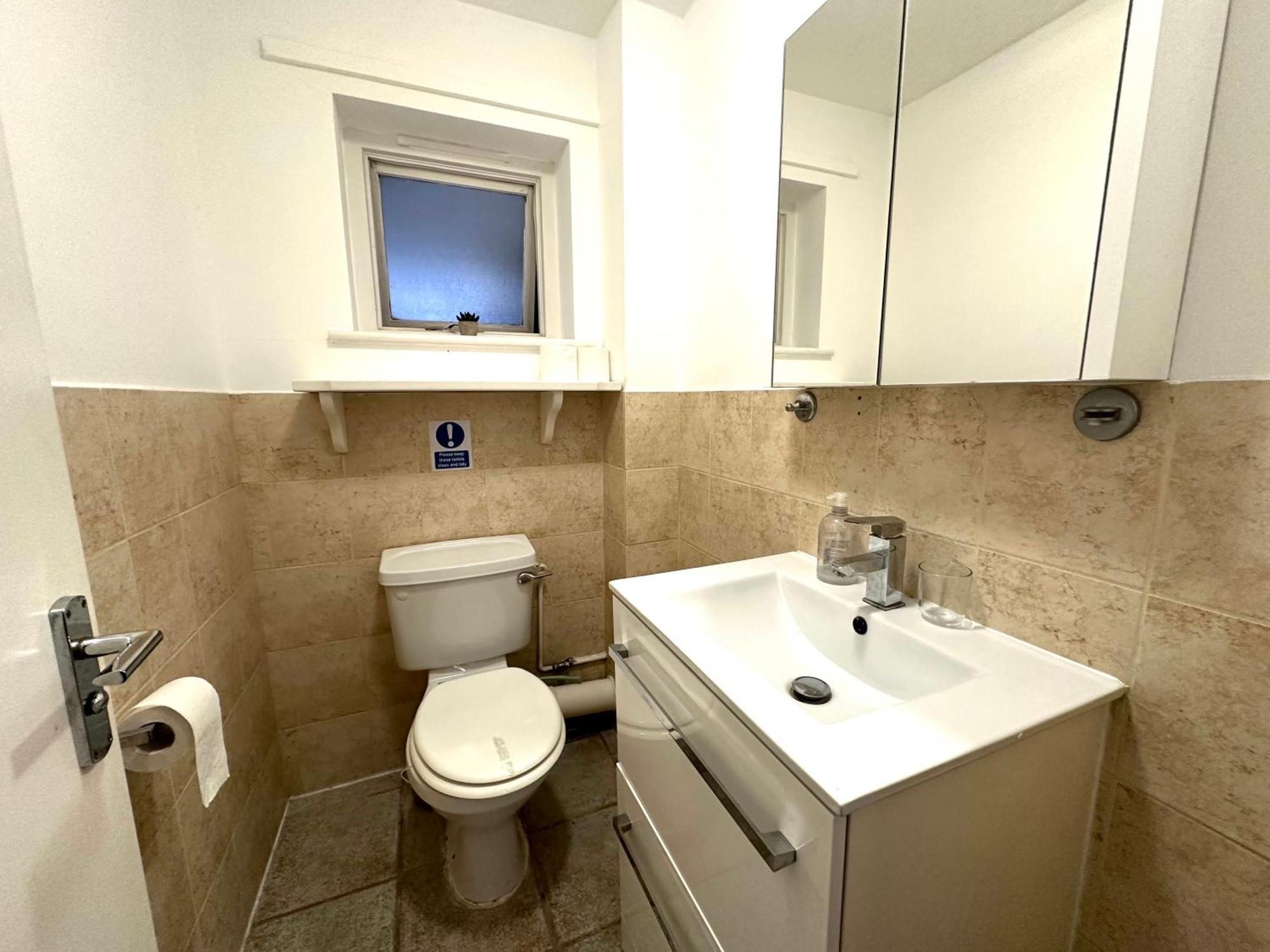 Homestay Laburnum House-comfortable Near Of London