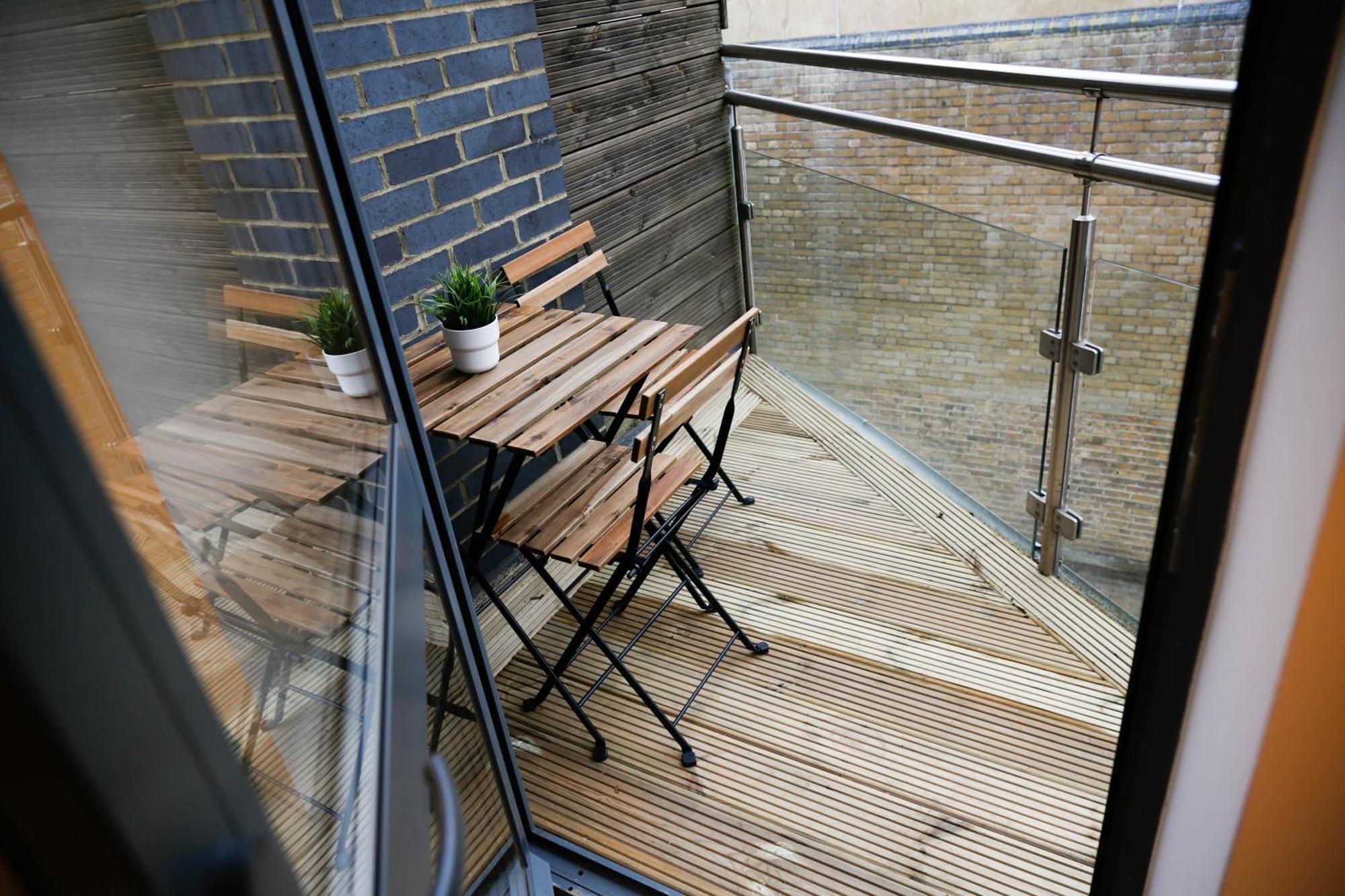 New Luxury In Location Next To Shops, Cafes, Bars & Metro *