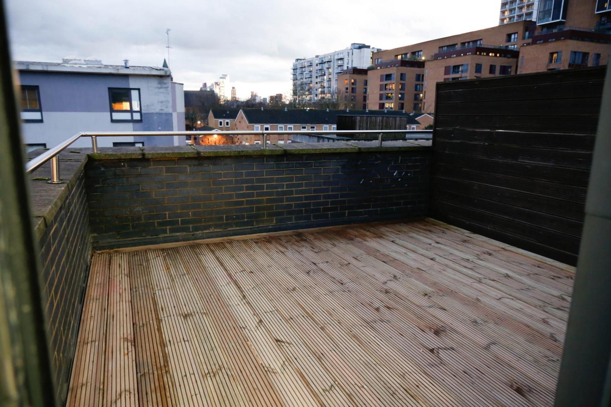 New Luxury In Location Next To Shops, Cafes, Bars & Metro * London