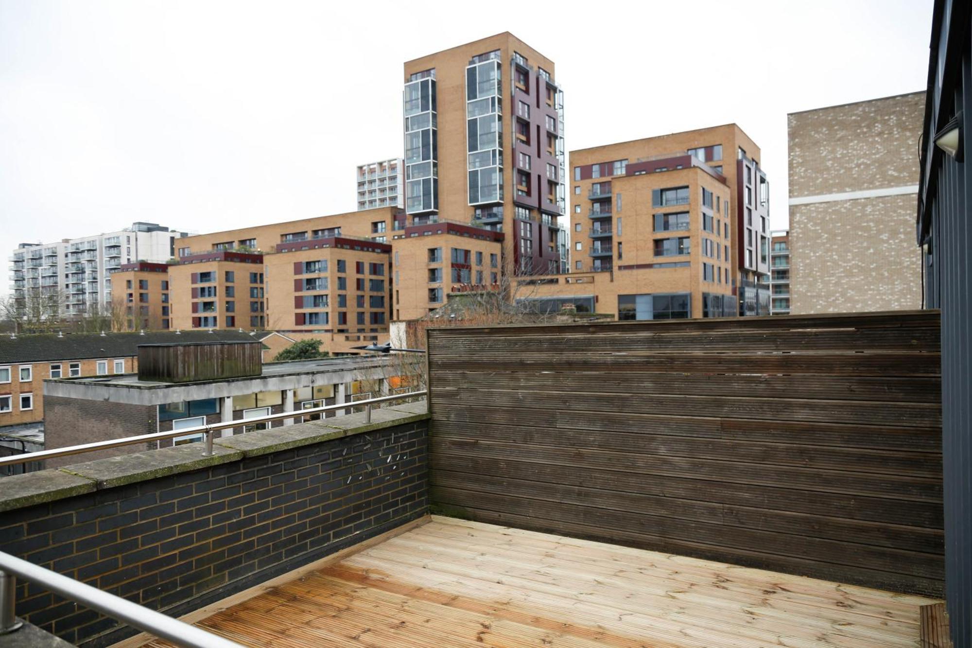 New Luxury In Location Next To Shops, Cafes, Bars & Metro