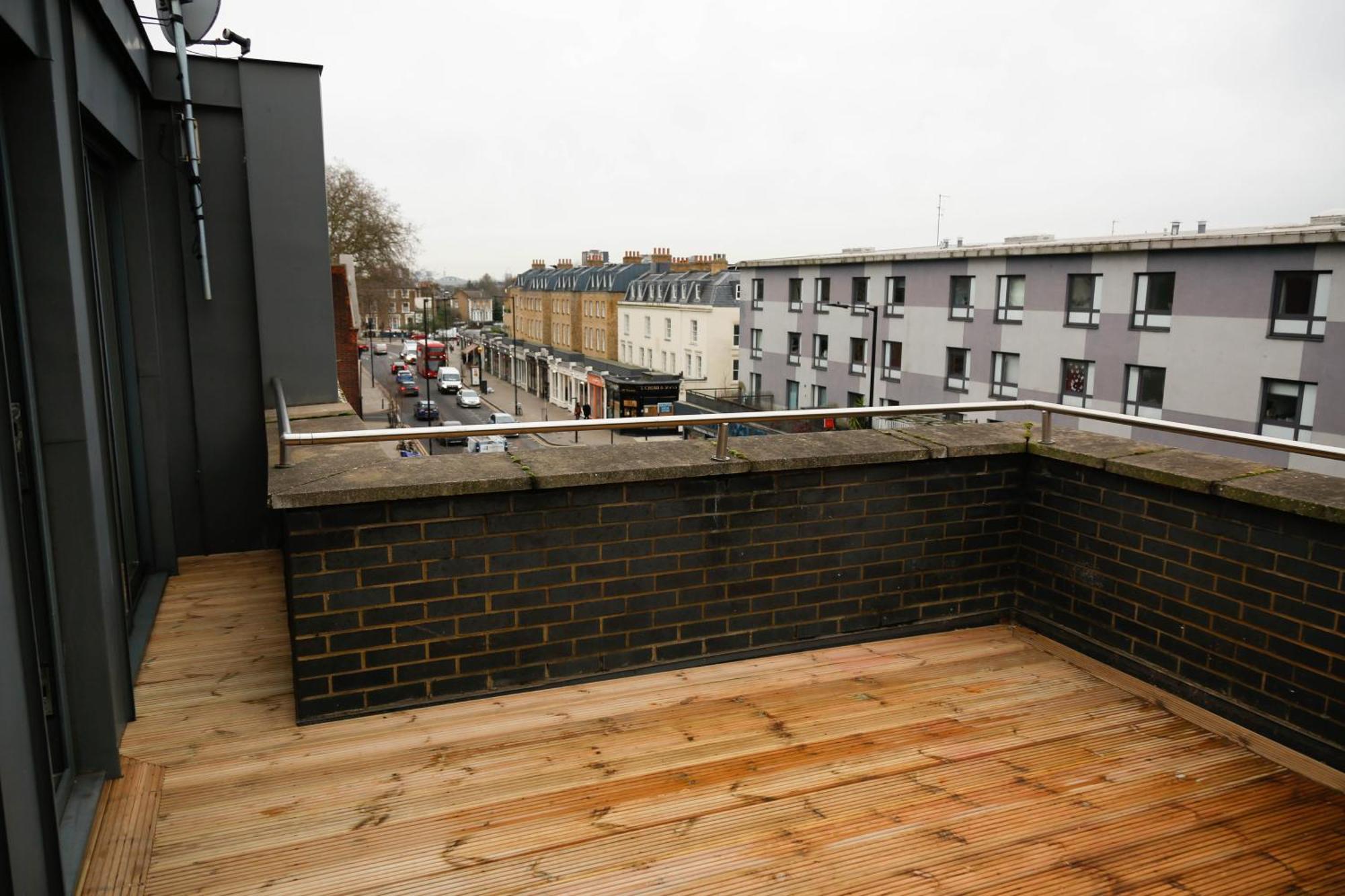 New Luxury In Location Next To Shops, Cafes, Bars & Metro Apartment