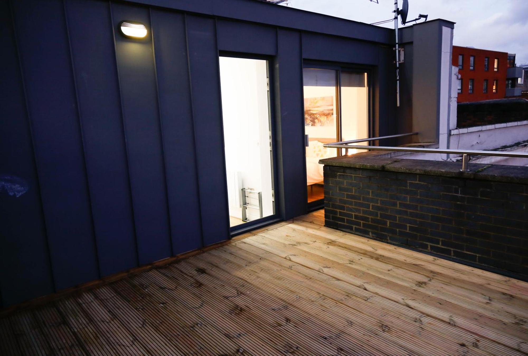 New Luxury In Location Next To Shops, Cafes, Bars & Metro Apartment *