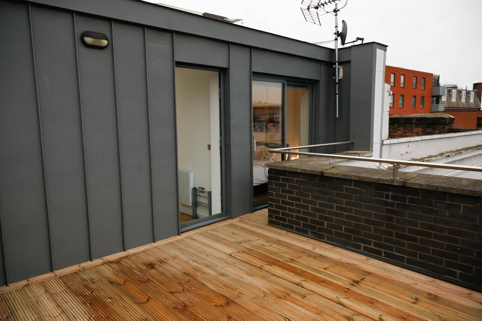 Apartment New Luxury In Location Next To Shops, Cafes, Bars & Metro *