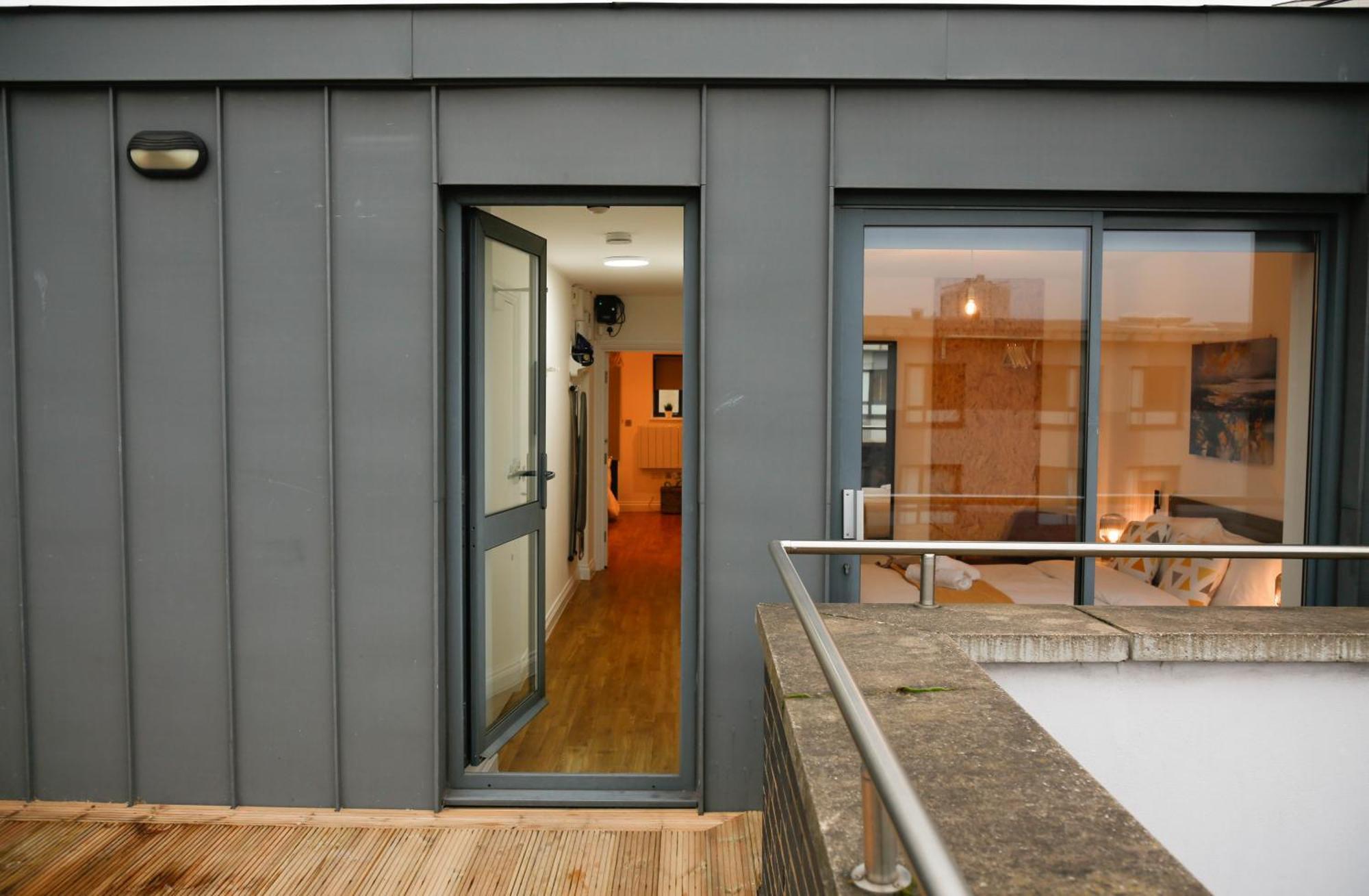 New Luxury In Location Next To Shops, Cafes, Bars & Metro Apartment