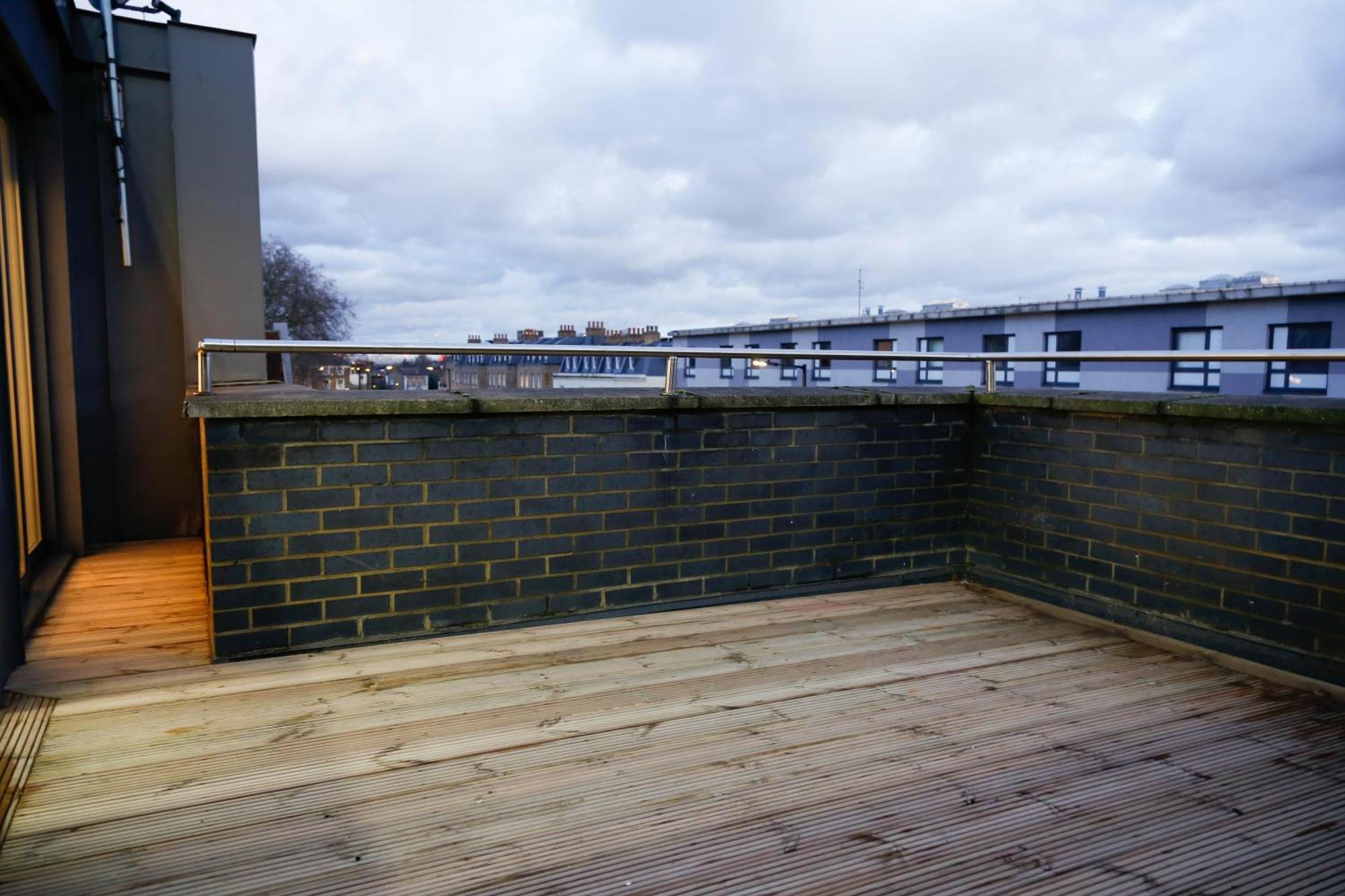 New Luxury In Location Next To Shops, Cafes, Bars & Metro Apartment *