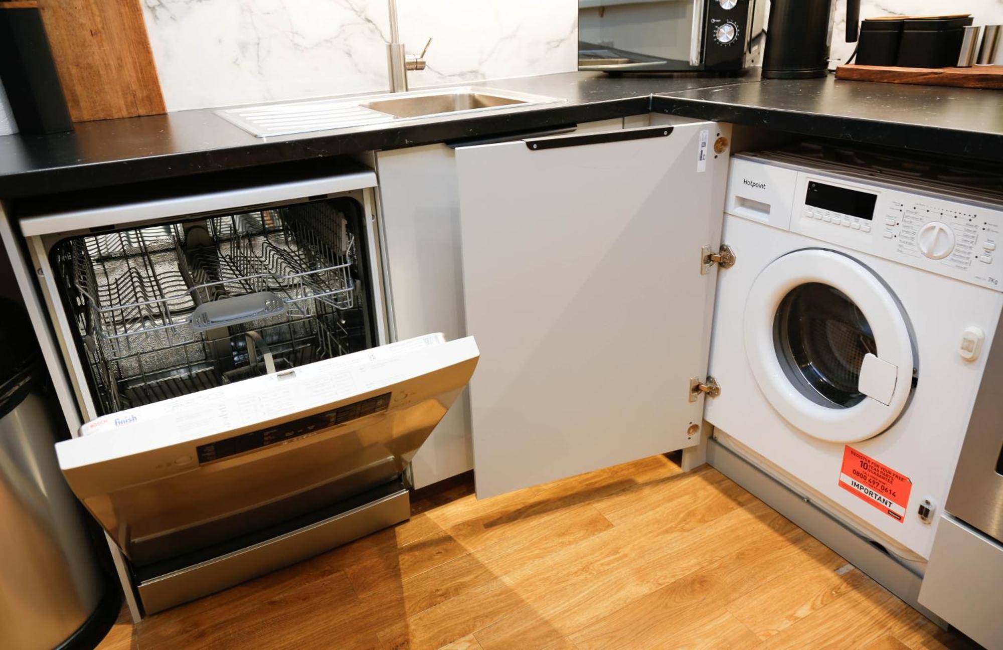 New Luxury In Location Next To Shops, Cafes, Bars & Metro Apartment London
