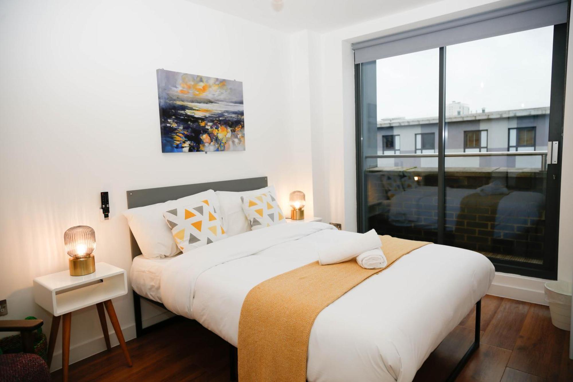 Apartment New Luxury In Location Next To Shops, Cafes, Bars & Metro London