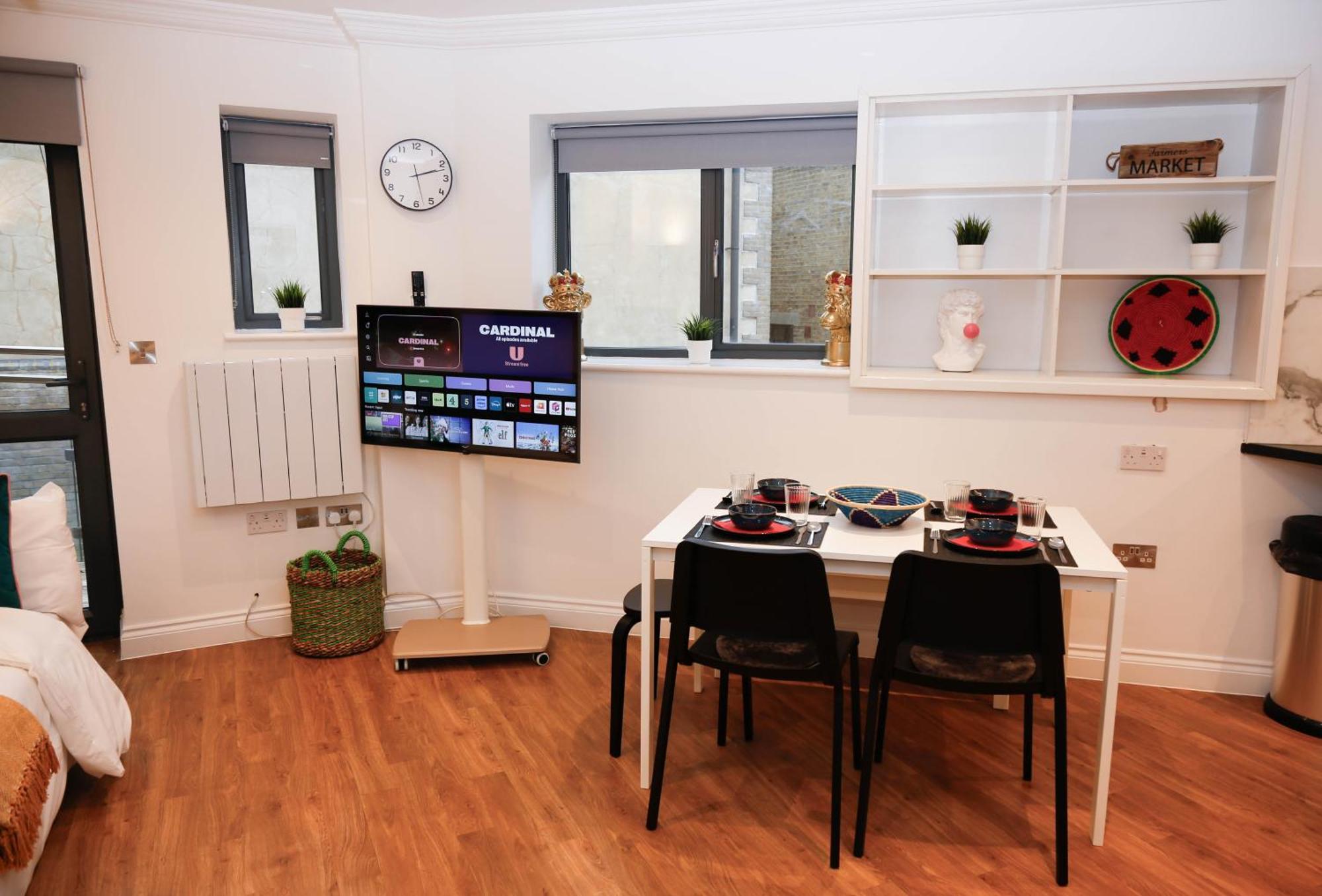 New Luxury In Location Next To Shops, Cafes, Bars & Metro London