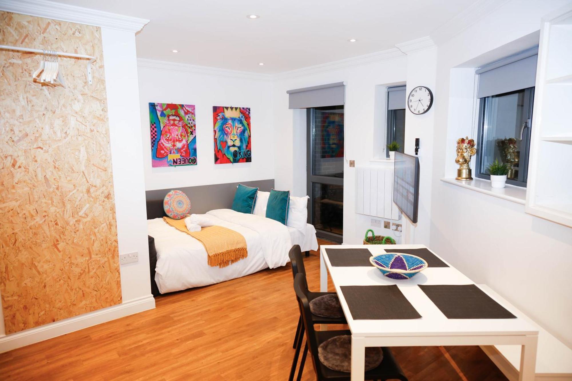 New Luxury In Location Next To Shops, Cafes, Bars & Metro