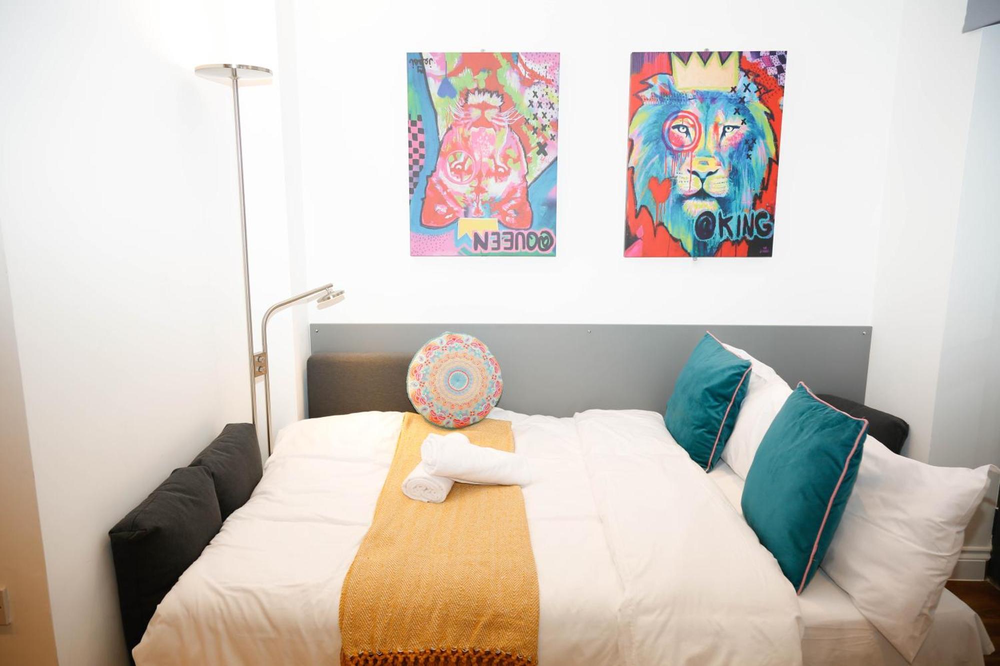 New Luxury In Location Next To Shops, Cafes, Bars & Metro Apartment