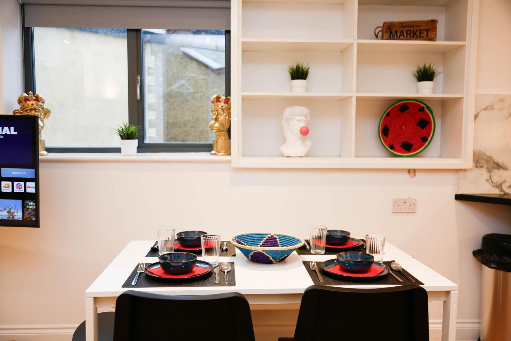 New Luxury In Location Next To Shops, Cafes, Bars & Metro Apartment London