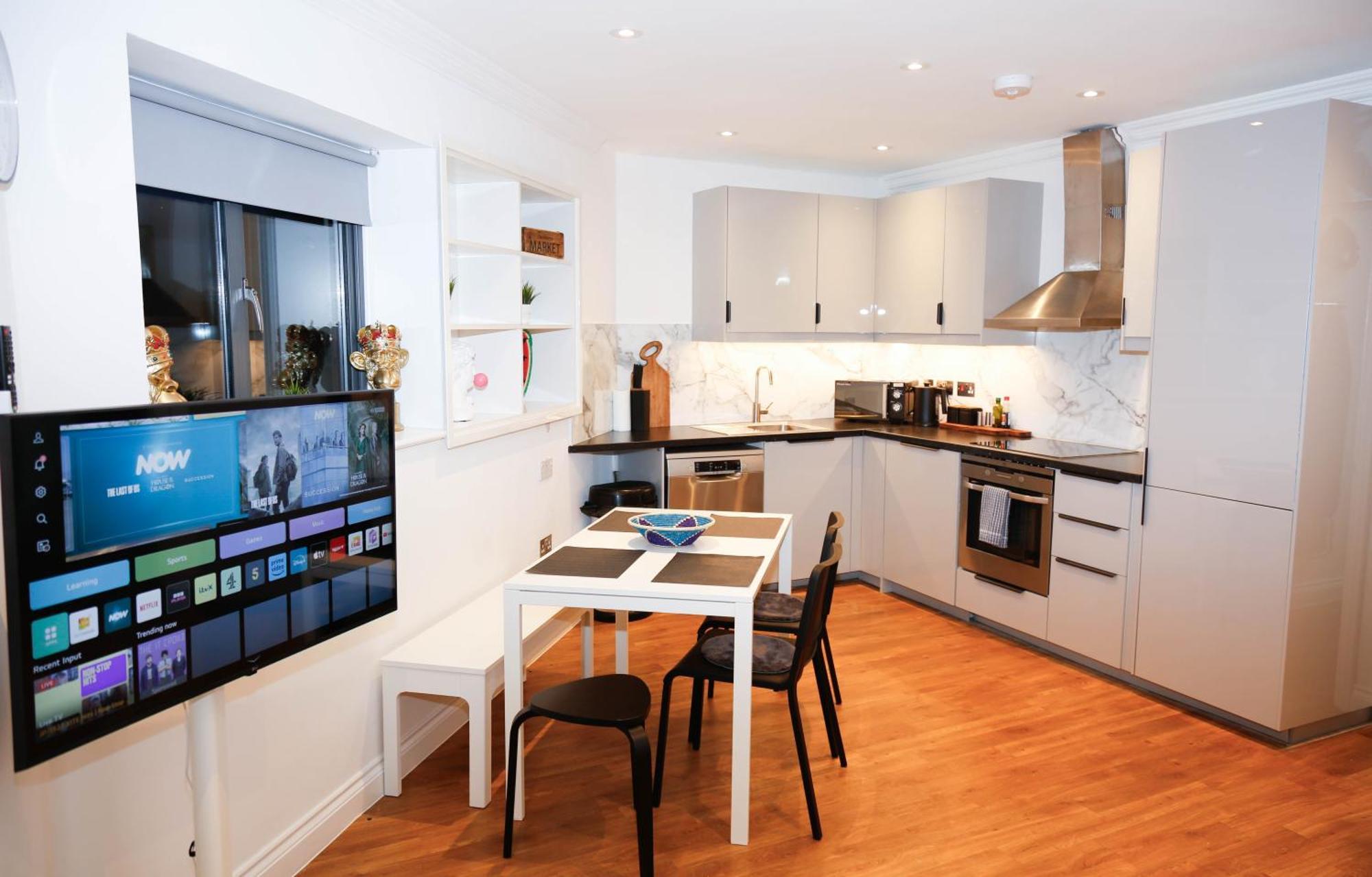 New Luxury In Location Next To Shops, Cafes, Bars & Metro *