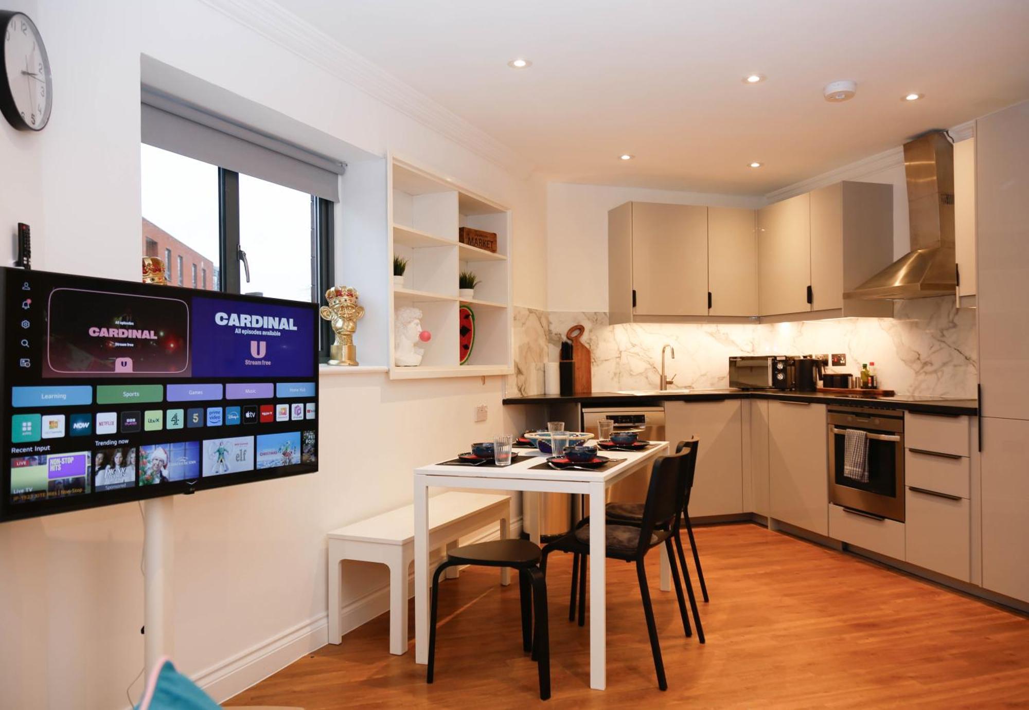New Luxury In Location Next To Shops, Cafes, Bars & Metro London
