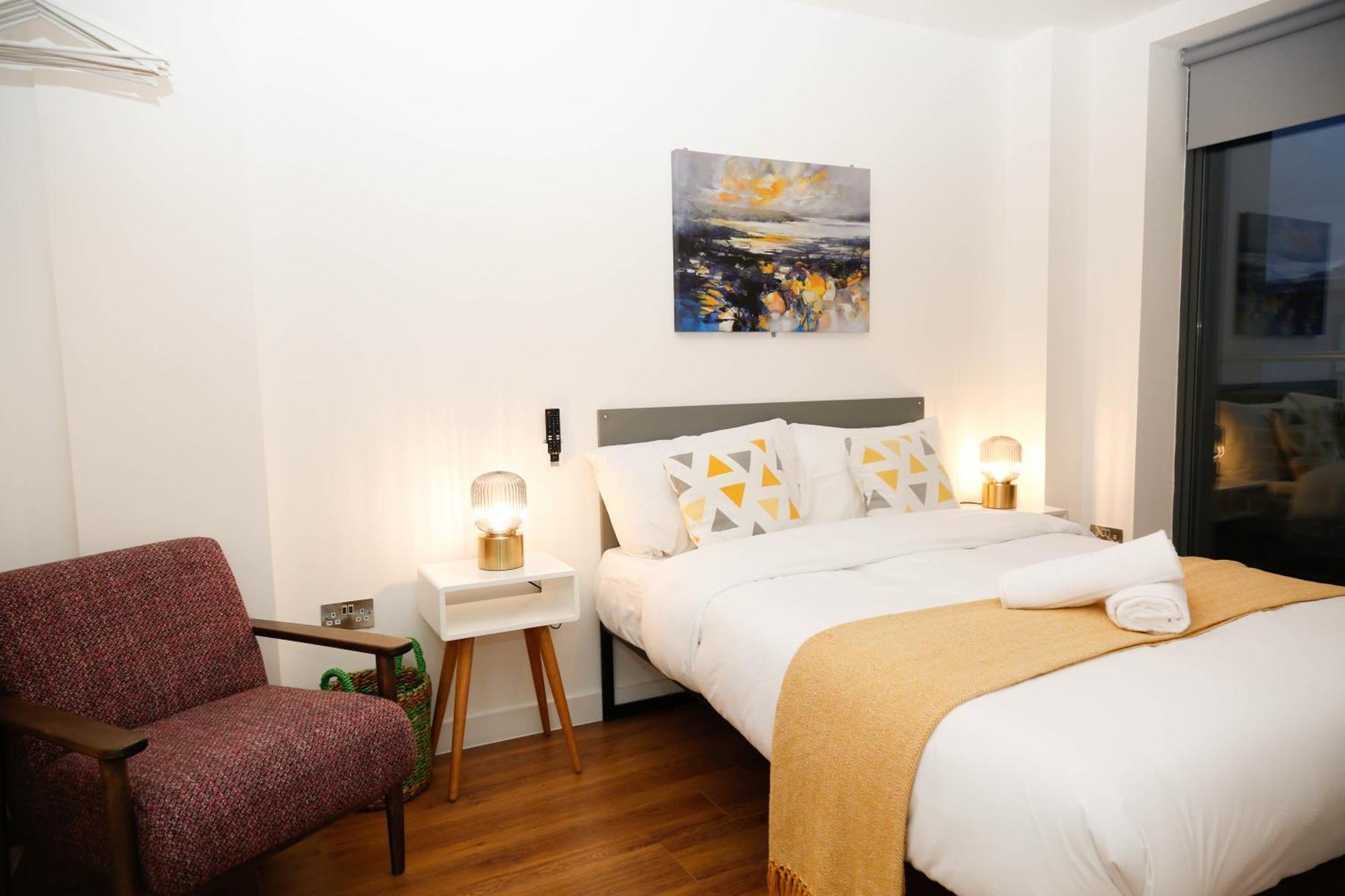 New Luxury In Location Next To Shops, Cafes, Bars & Metro * London