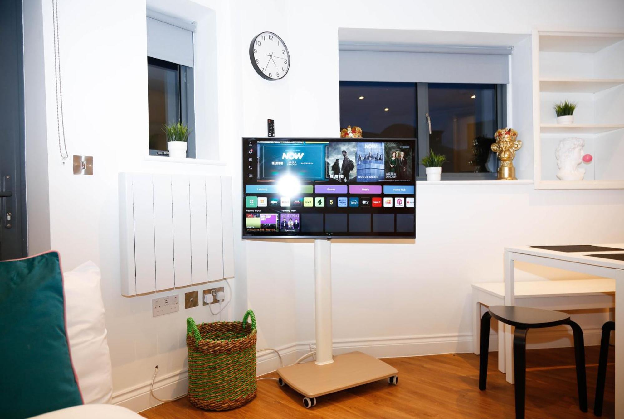 Apartment New Luxury In Location Next To Shops, Cafes, Bars & Metro