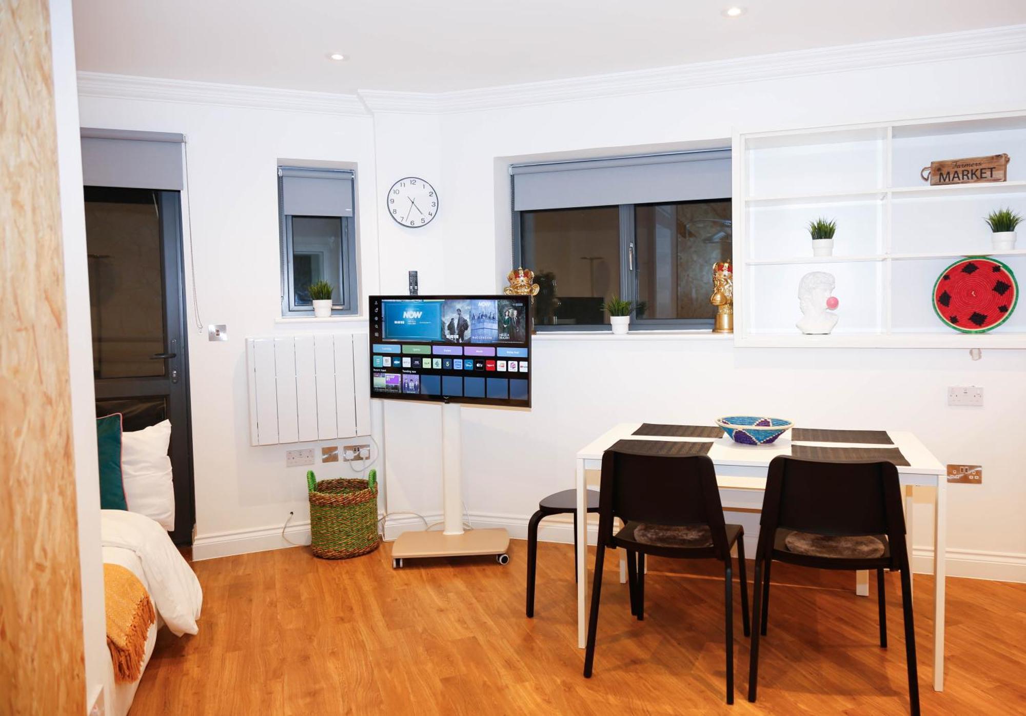 New Luxury In Location Next To Shops, Cafes, Bars & Metro *