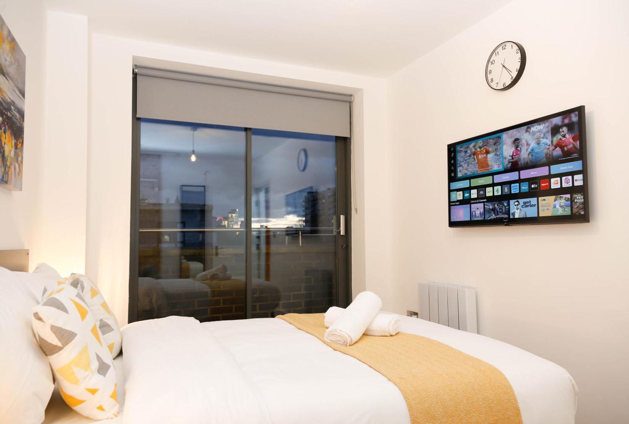 New Luxury In Location Next To Shops, Cafes, Bars & Metro Apartment