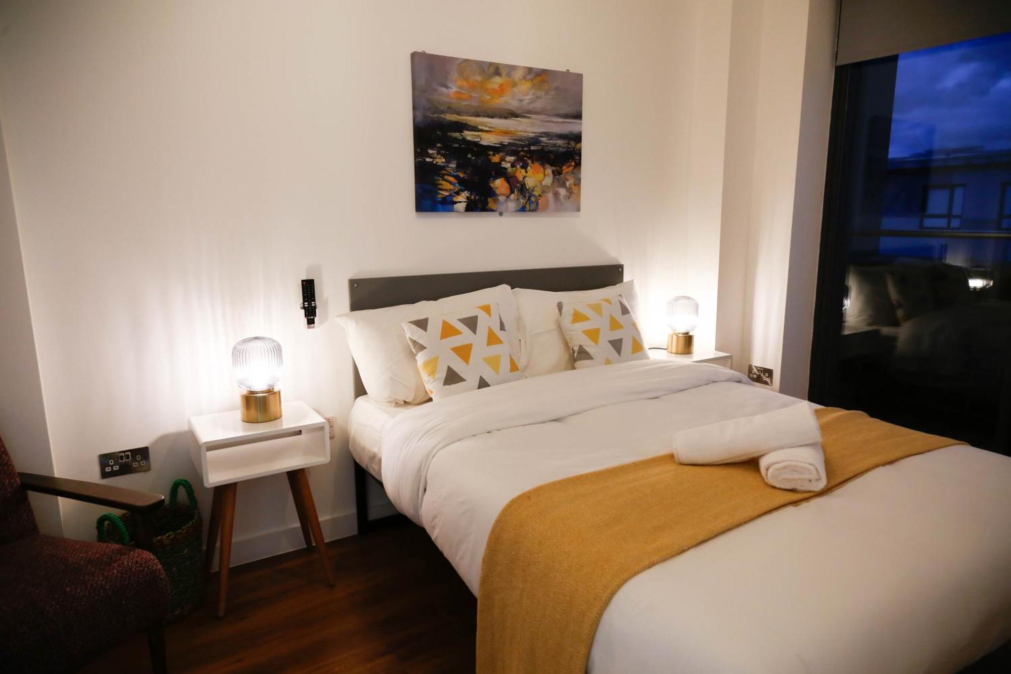 New Luxury In Location Next To Shops, Cafes, Bars & Metro Apartment *