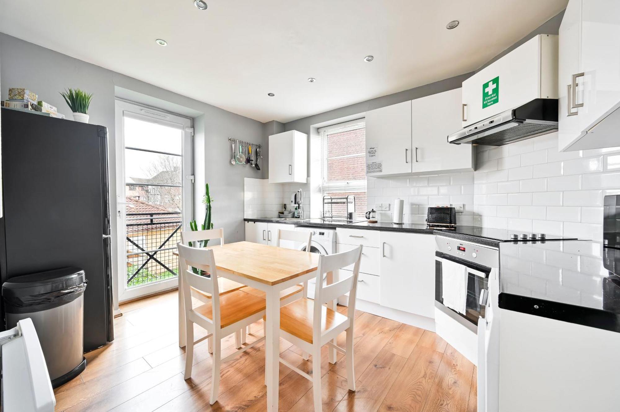 Apartment Cosy 1-Bed E15, Sleeps 4, 1 Min From Tube Station Near O2 Arena London