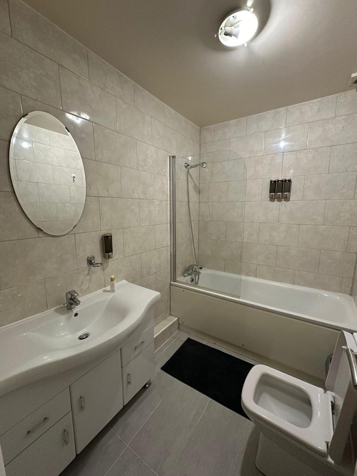 Small En-suite Shoreditch Guest house London