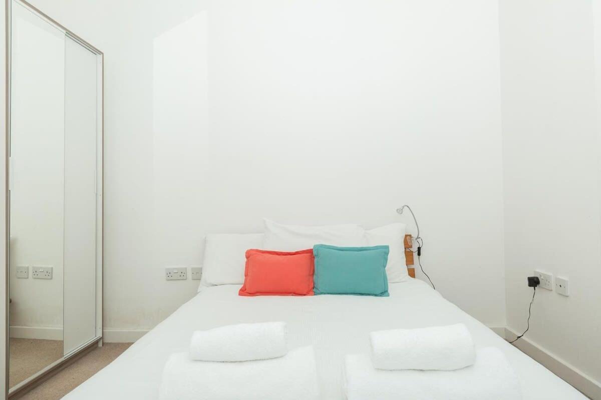 2 Bedroom East With Lovely Views Apartment *