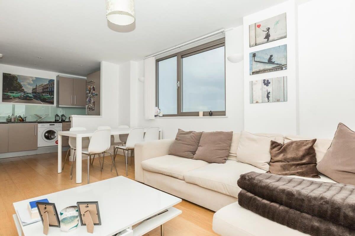 2 Bedroom East With Lovely Views Apartment *