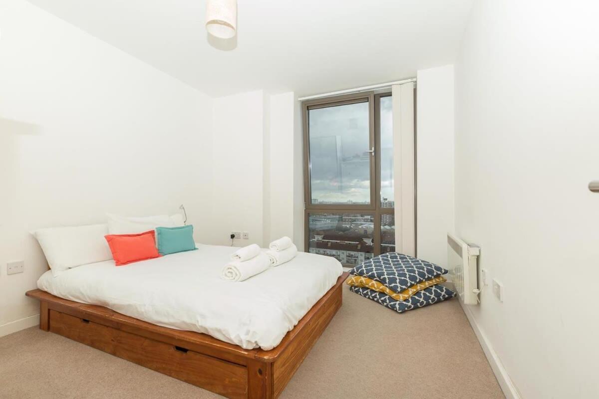 2 Bedroom East With Lovely Views * London