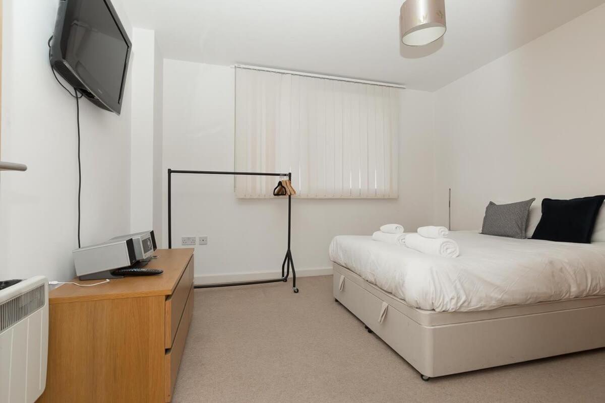 2 Bedroom East With Lovely Views Apartment *