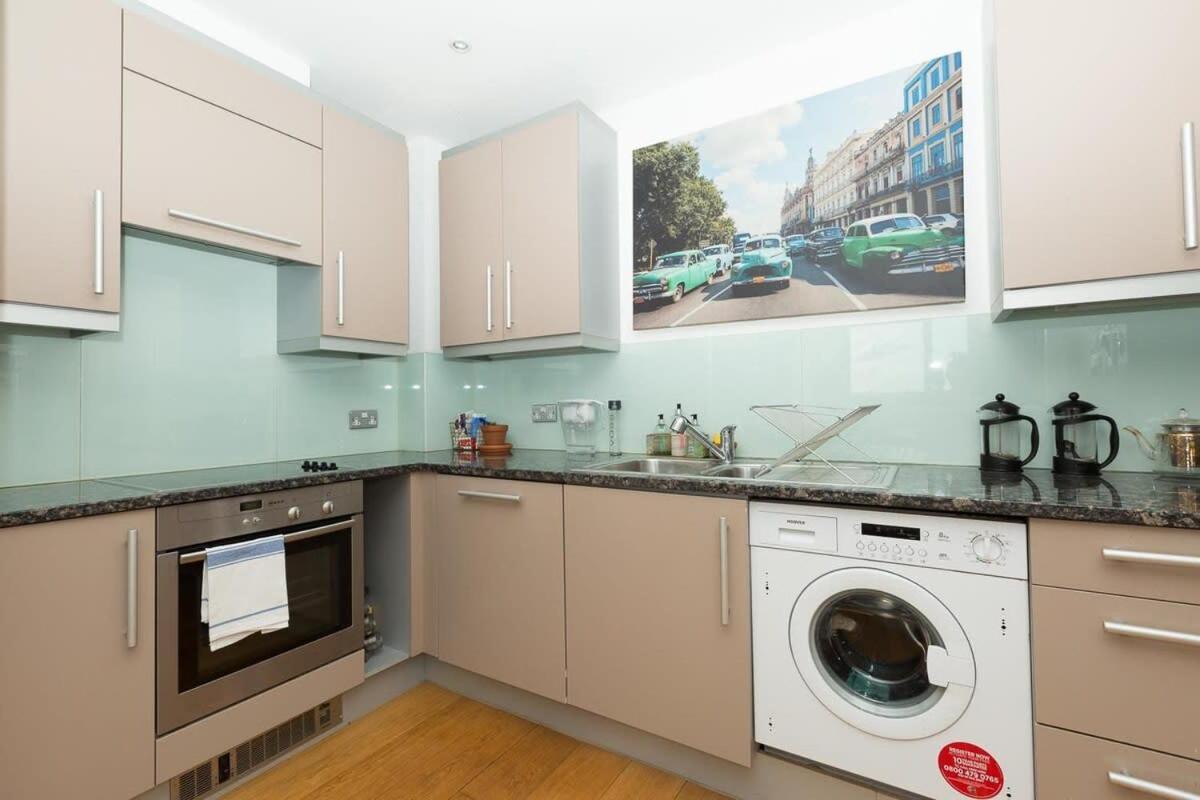 2 Bedroom East With Lovely Views Apartment London